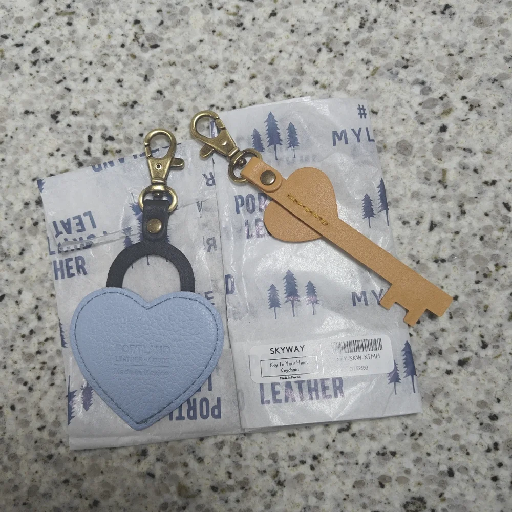 Portland leather Key to Your Heart Keychain (skyway blue) - Picture 3 of 8